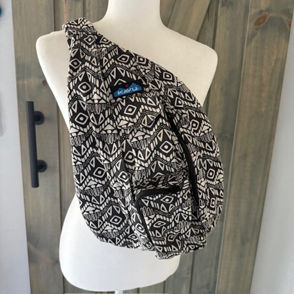 Kavu crossbody sling purse black & white